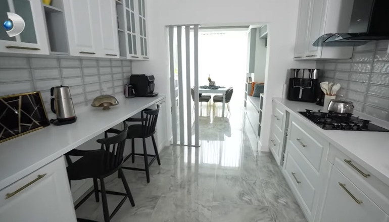 159 ülke gezdi evini getirdiği objelerle süsledi 70 ve 80lere damga vuran ünlü şarkıcı burada yaşıyor