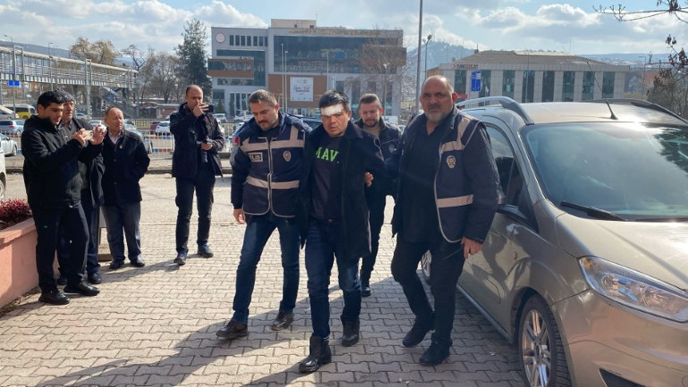 Katili, aracına bindiği taksici yakalatmış... Emniyetten arayıp şahısla ilgili bilgi verdiler, takip etmemi istediler