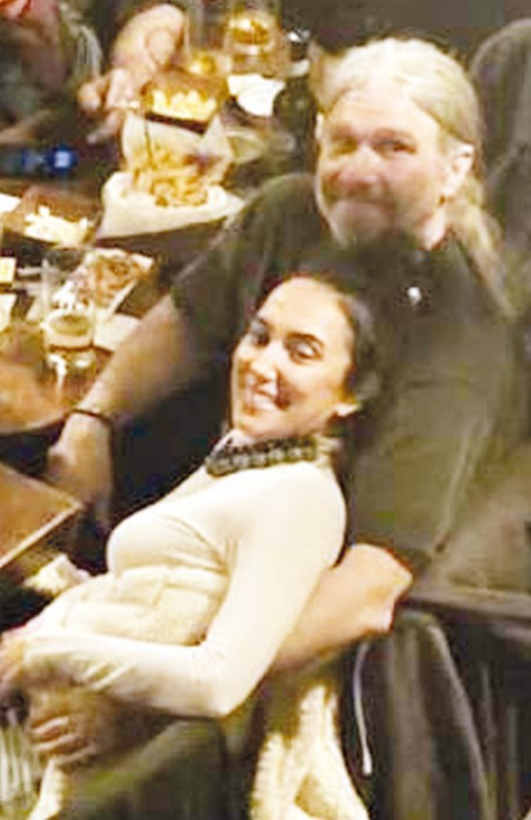 Ünlü oyuncu sevgilisinin 50nci yaşını kutladı