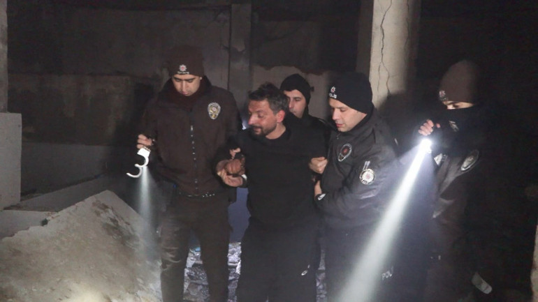Ateş yaktığı metruk binadan çıkmak istemedi Şaşırtan yanıt: Evime izinsiz giriyorsunuz