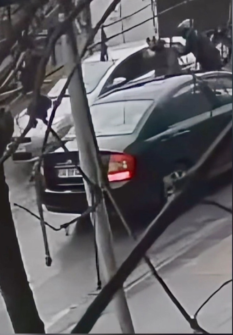 Aynayı bu yüzden kırmış Otomobil sürücüsü motokuryeyi ezmişti: Olayın hemen öncesine ait görüntüler ortaya çıktı