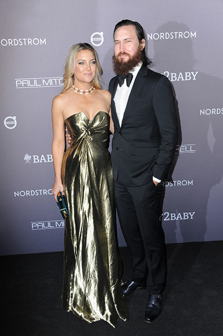 Boyunca çocukları var ama hala gençlik başında duman... Ben herkesle flört ederim... Neyse ki nişanlım ses çıkarmıyor