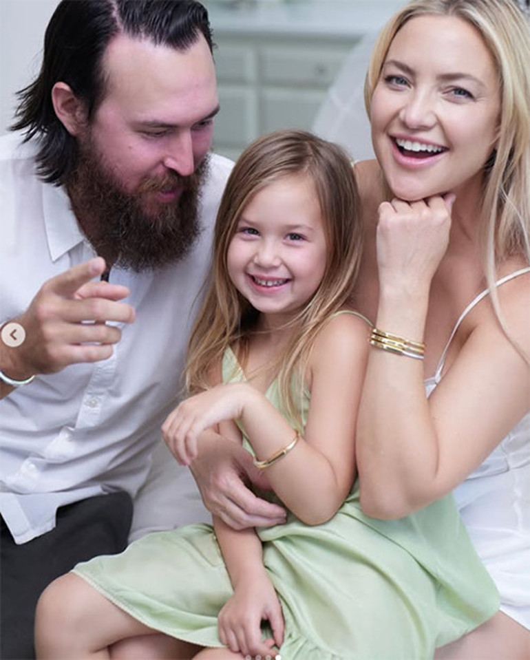 Boyunca çocukları var ama hala gençlik başında duman... Ben herkesle flört ederim... Neyse ki nişanlım ses çıkarmıyor