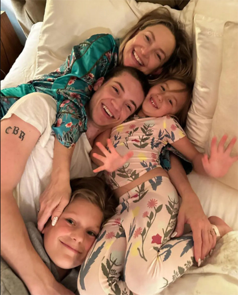 Boyunca çocukları var ama hala gençlik başında duman... Ben herkesle flört ederim... Neyse ki nişanlım ses çıkarmıyor