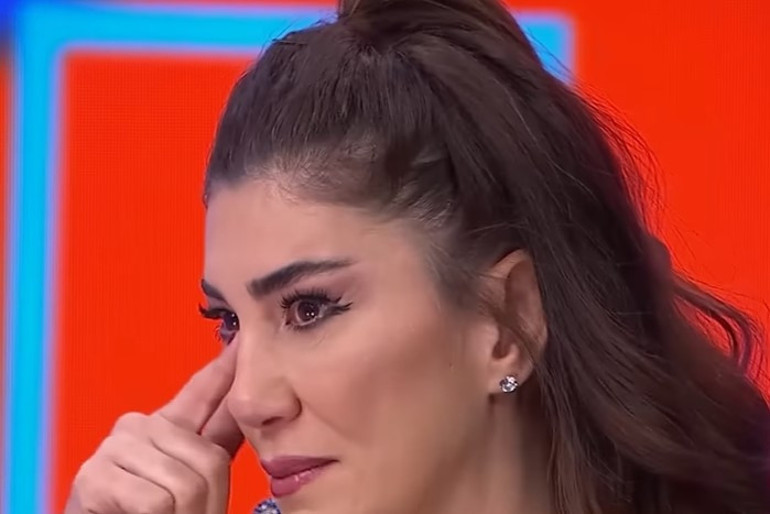 Ünlü şarkıcı aile içi şiddeti ağlayarak anlattı 15 yaşına kadar görmediğimiz şey kalmadı