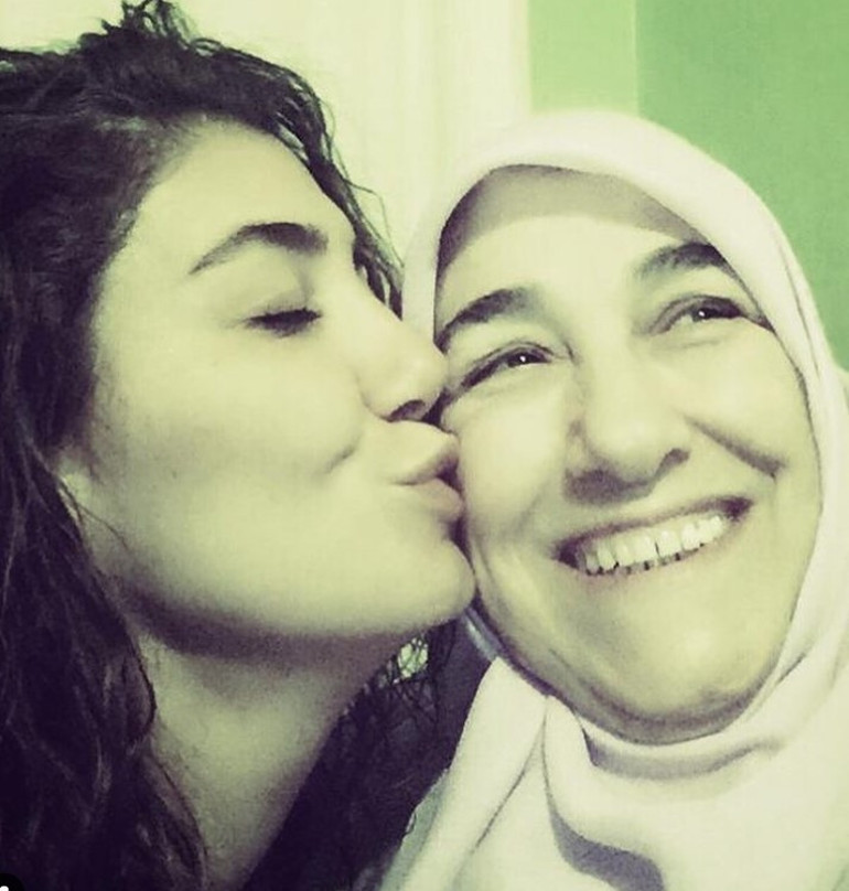 Ünlü şarkıcı aile içi şiddeti ağlayarak anlattı 15 yaşına kadar görmediğimiz şey kalmadı