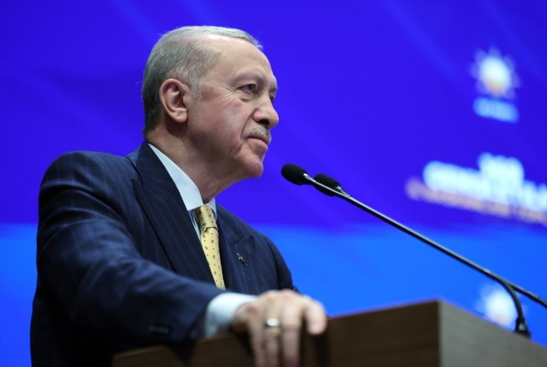 Özgür Özele sert tepki Cumhurbaşkanı Erdoğan: Ayaklarını denk al, ordunun komuta kademesine laf atamazsın