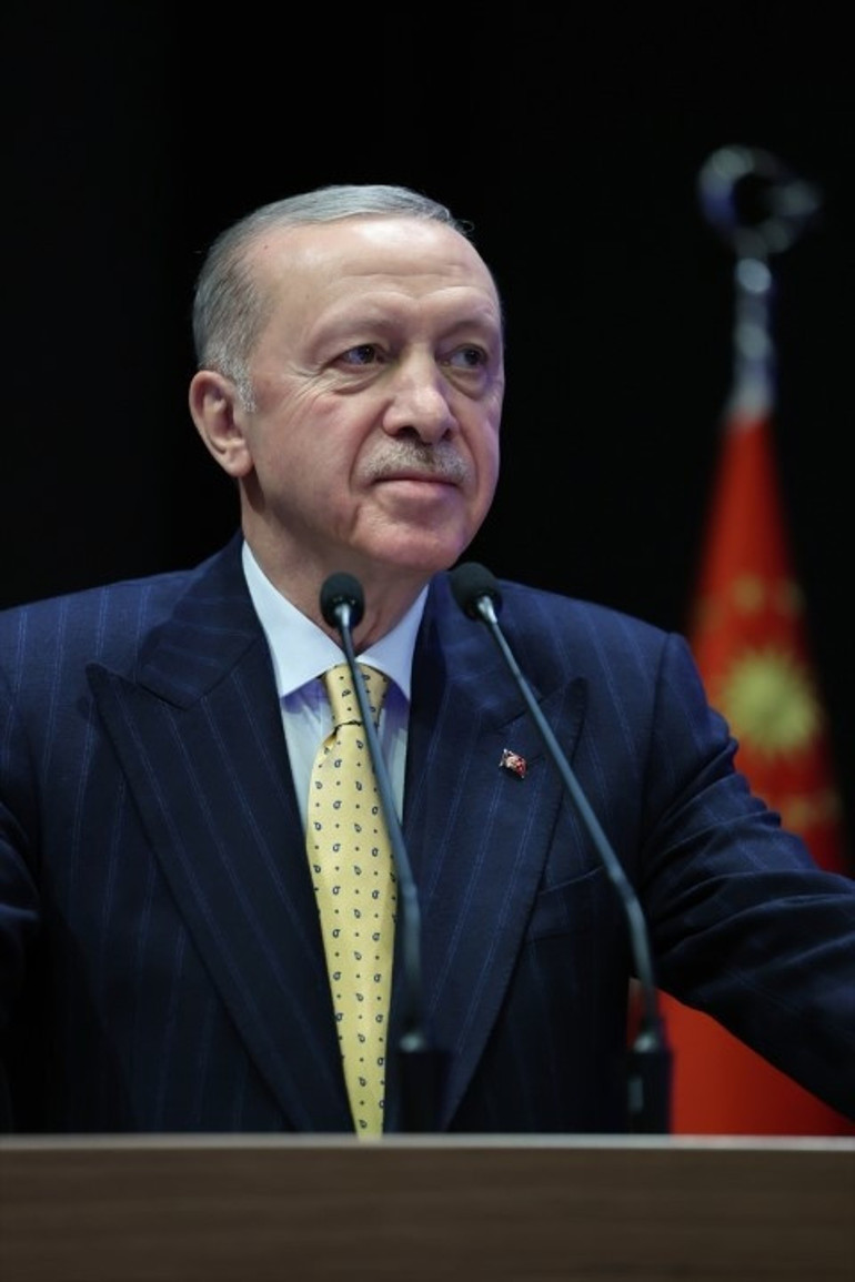 Özgür Özele sert tepki Cumhurbaşkanı Erdoğan: Ayaklarını denk al, ordunun komuta kademesine laf atamazsın