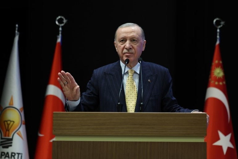 Özgür Özele sert tepki Cumhurbaşkanı Erdoğan: Ayaklarını denk al, ordunun komuta kademesine laf atamazsın