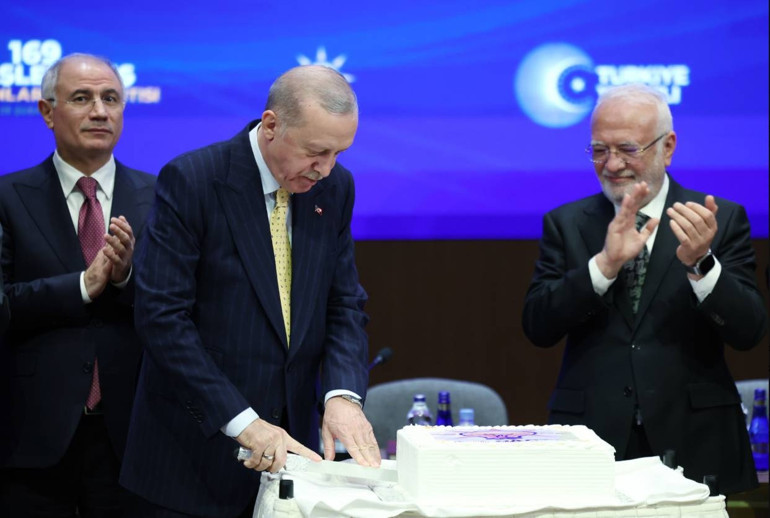 Özgür Özele sert tepki Cumhurbaşkanı Erdoğan: Ayaklarını denk al, ordunun komuta kademesine laf atamazsın