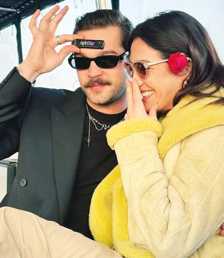 Sürpriz doğum günü kutlaması Uçaktan indi tekneye koştu....