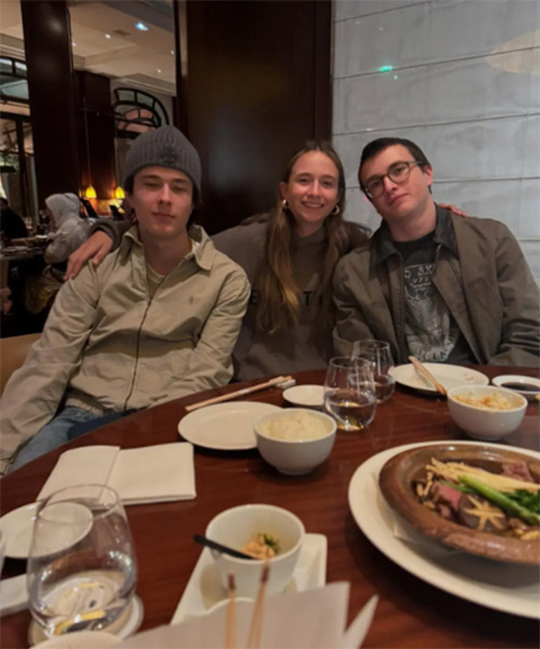 Ünlü oyuncu Beni karım adam etti demişti... İşte büyük aşkın üç meyvesi... Çocukların biri evde kaldı