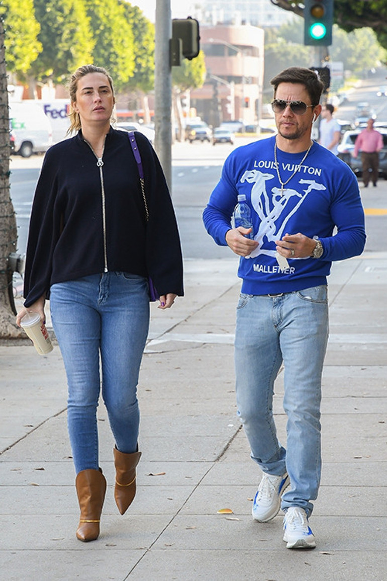 Ünlü oyuncu Beni karım adam etti demişti... İşte büyük aşkın üç meyvesi... Çocukların biri evde kaldı