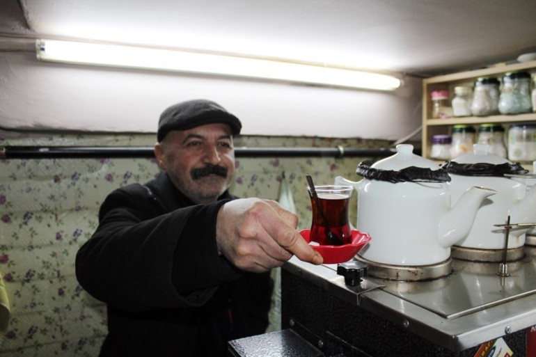 6 ay önce öğretmenlik yapıyordu, baba mesleği çaycılığa başladı | Öğrencilerim beni görünce şaşırıyor