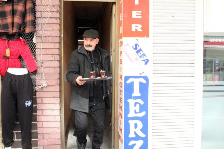6 ay önce öğretmenlik yapıyordu, baba mesleği çaycılığa başladı | Öğrencilerim beni görünce şaşırıyor