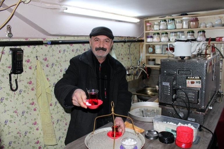 6 ay önce öğretmenlik yapıyordu, baba mesleği çaycılığa başladı | Öğrencilerim beni görünce şaşırıyor