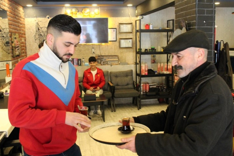 6 ay önce öğretmenlik yapıyordu, baba mesleği çaycılığa başladı | Öğrencilerim beni görünce şaşırıyor