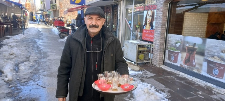 6 ay önce öğretmenlik yapıyordu, baba mesleği çaycılığa başladı | Öğrencilerim beni görünce şaşırıyor