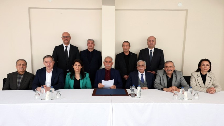 İmralıdaki çarpıcı detay ortaya çıktı: Öcalan çağrıyı okurken iddialara karşı böyle önlem alınmış