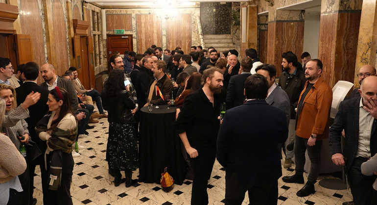 Erden Timur Londra’da Galatasaraylılarla buluştu