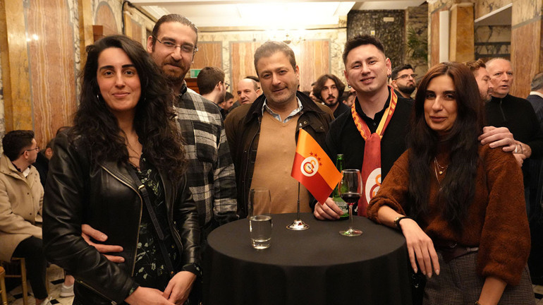 Erden Timur Londra’da Galatasaraylılarla buluştu