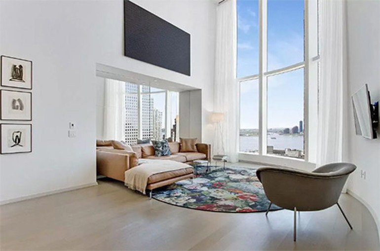 Her sabah lüks evinin ömre bedel manzarasına uyanırdı: Şimdi bütün dünyası bir yatak, bir banyo ve bir pencere