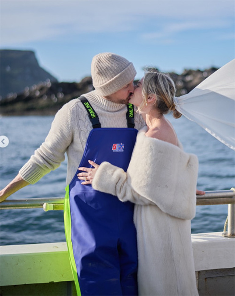 Ekranın ünlü yıldızı resmen sevdiğine kaçtı... Balıkçı teknesinde düğün