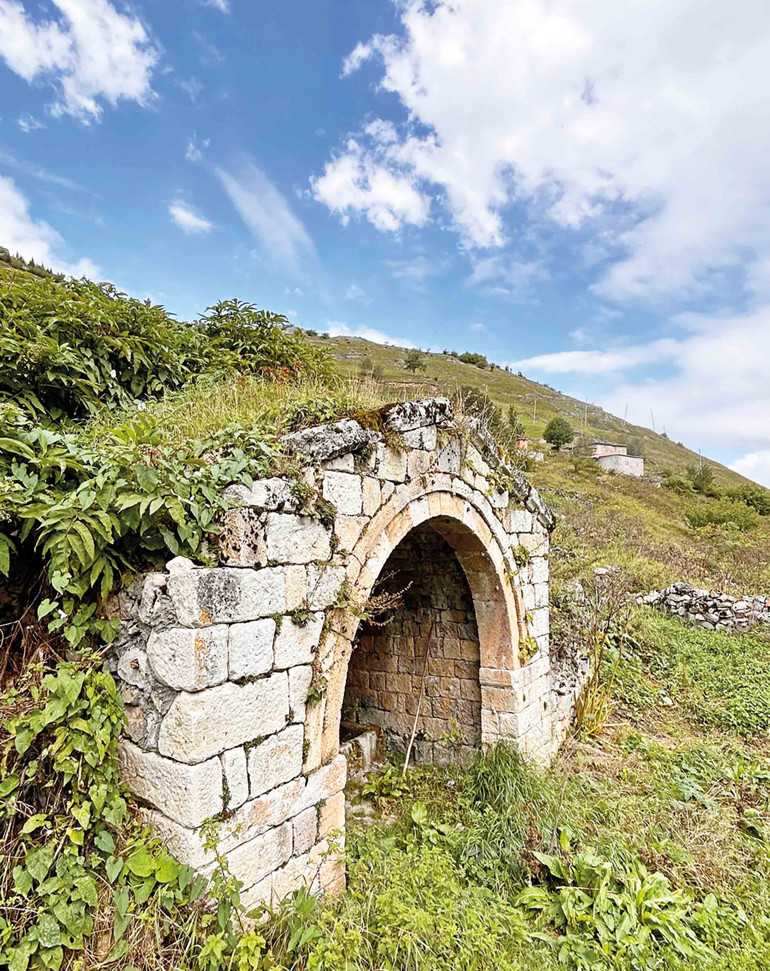 Yerle gök arasında bir yerde