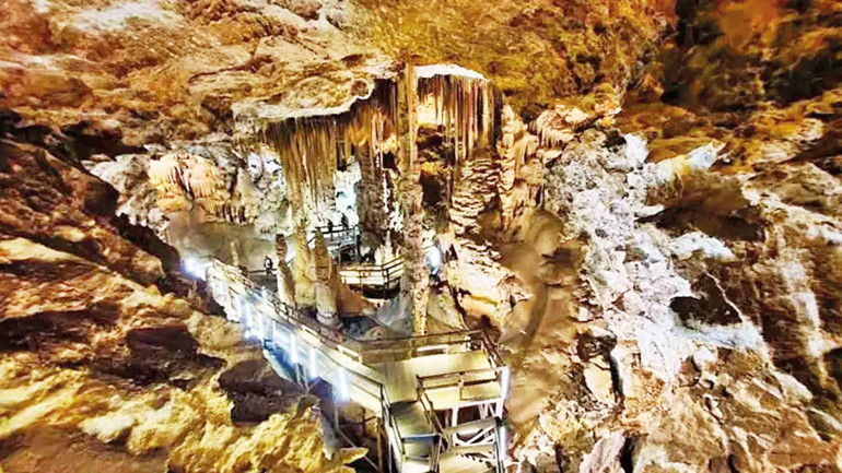 Yerle gök arasında bir yerde