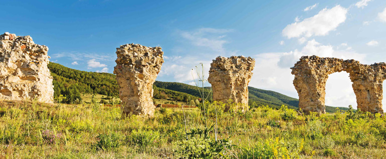 Yerle gök arasında bir yerde