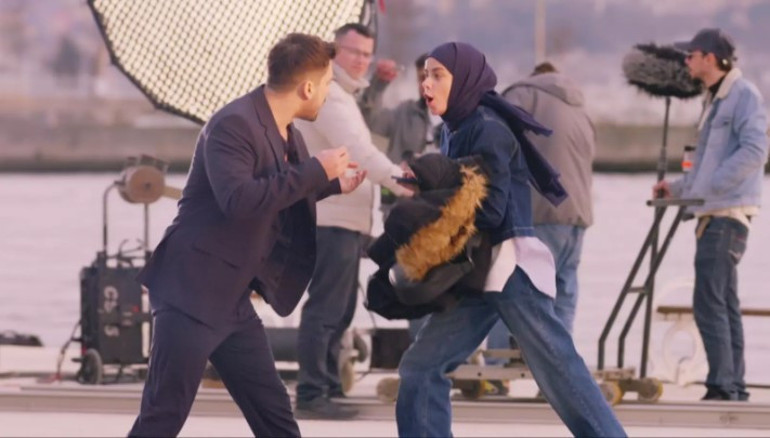 Münevver Piyasaya adım attı