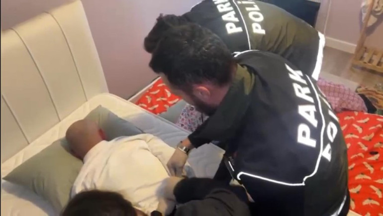 İstanbulda villaya baskın: Koku ihbarı gelince ekipler harekete geçti... Perdeler sürekli kapalıydı: Yatağında uyurken yakalandı