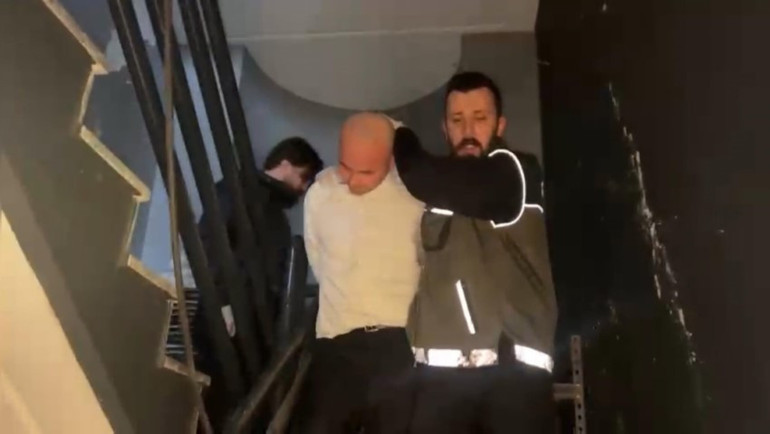 İstanbulda villaya baskın: Koku ihbarı gelince ekipler harekete geçti... Perdeler sürekli kapalıydı: Yatağında uyurken yakalandı