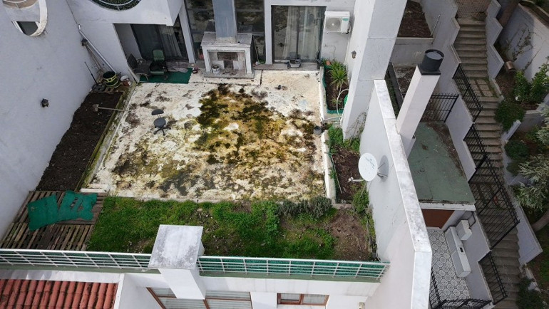 İstanbulda villaya baskın: Koku ihbarı gelince ekipler harekete geçti... Perdeler sürekli kapalıydı: Yatağında uyurken yakalandı