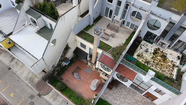 İstanbulda villaya baskın: Koku ihbarı gelince ekipler harekete geçti... Perdeler sürekli kapalıydı: Yatağında uyurken yakalandı