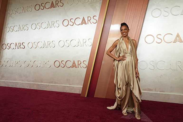 Görür görmez öpücüklere boğdu... Önce sevgilisinden izin aldı... Tıpkı 22 yıl önceki gibi