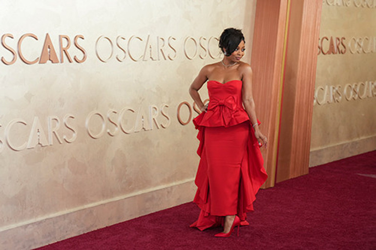 Görür görmez öpücüklere boğdu... Önce sevgilisinden izin aldı... Tıpkı 22 yıl önceki gibi