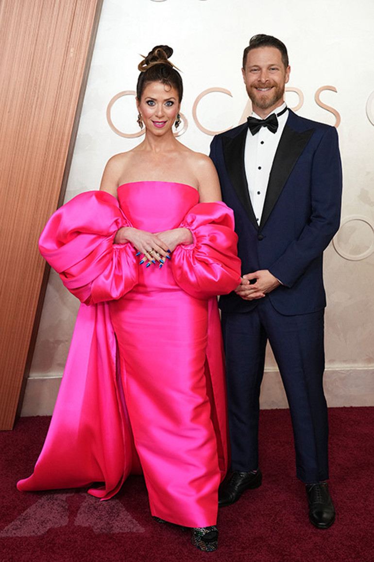 Görür görmez öpücüklere boğdu... Önce sevgilisinden izin aldı... Tıpkı 22 yıl önceki gibi