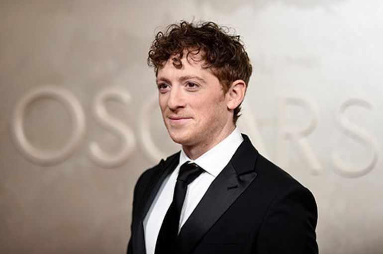 Görür görmez öpücüklere boğdu... Önce sevgilisinden izin aldı... Tıpkı 22 yıl önceki gibi