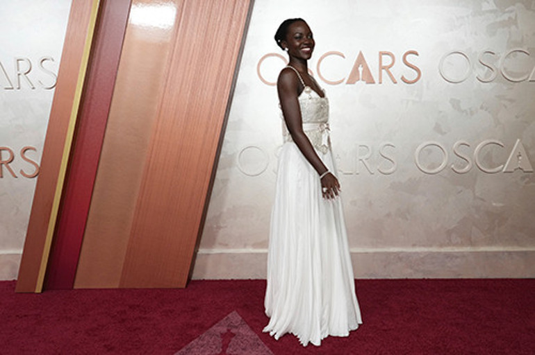 Görür görmez öpücüklere boğdu... Önce sevgilisinden izin aldı... Tıpkı 22 yıl önceki gibi