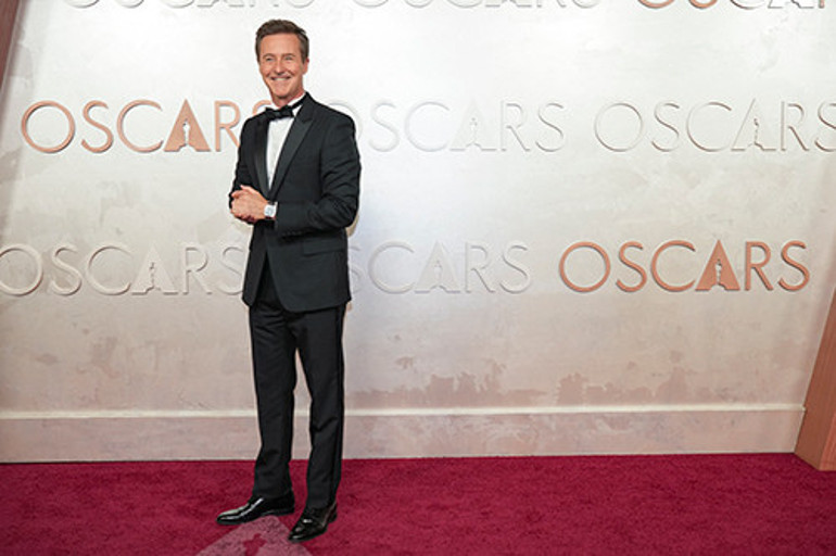 Görür görmez öpücüklere boğdu... Önce sevgilisinden izin aldı... Tıpkı 22 yıl önceki gibi