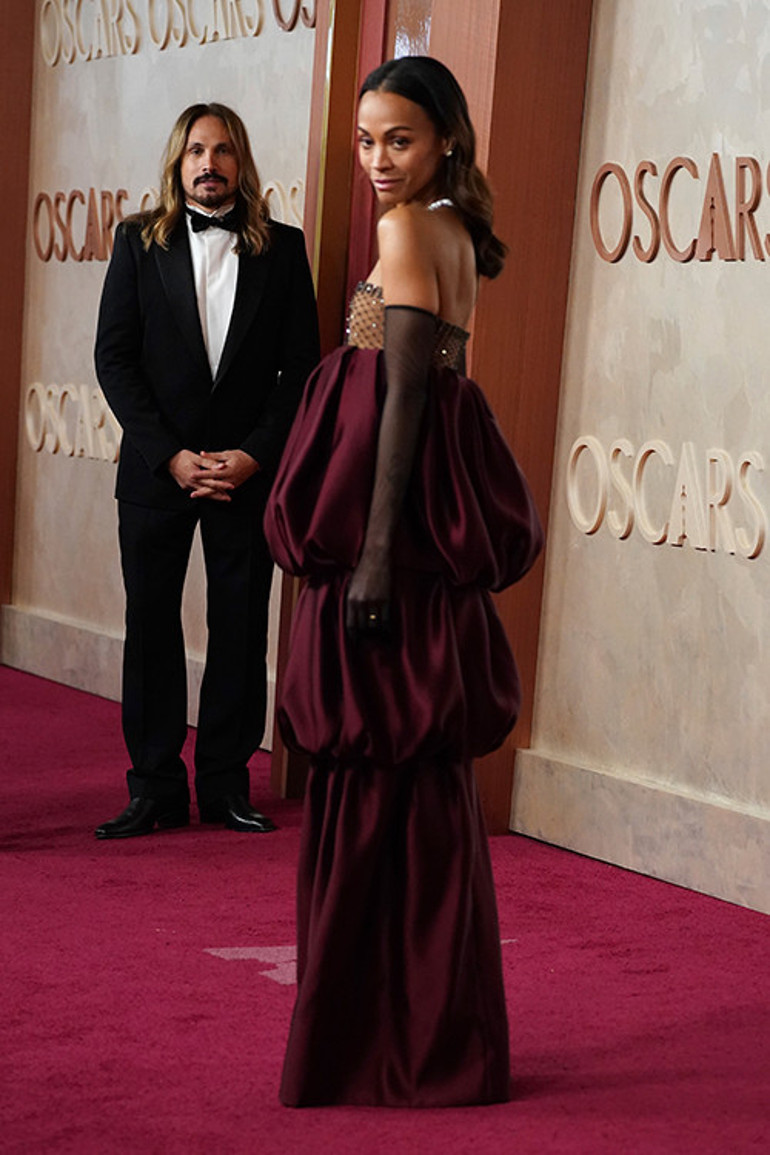 Görür görmez öpücüklere boğdu... Önce sevgilisinden izin aldı... Tıpkı 22 yıl önceki gibi