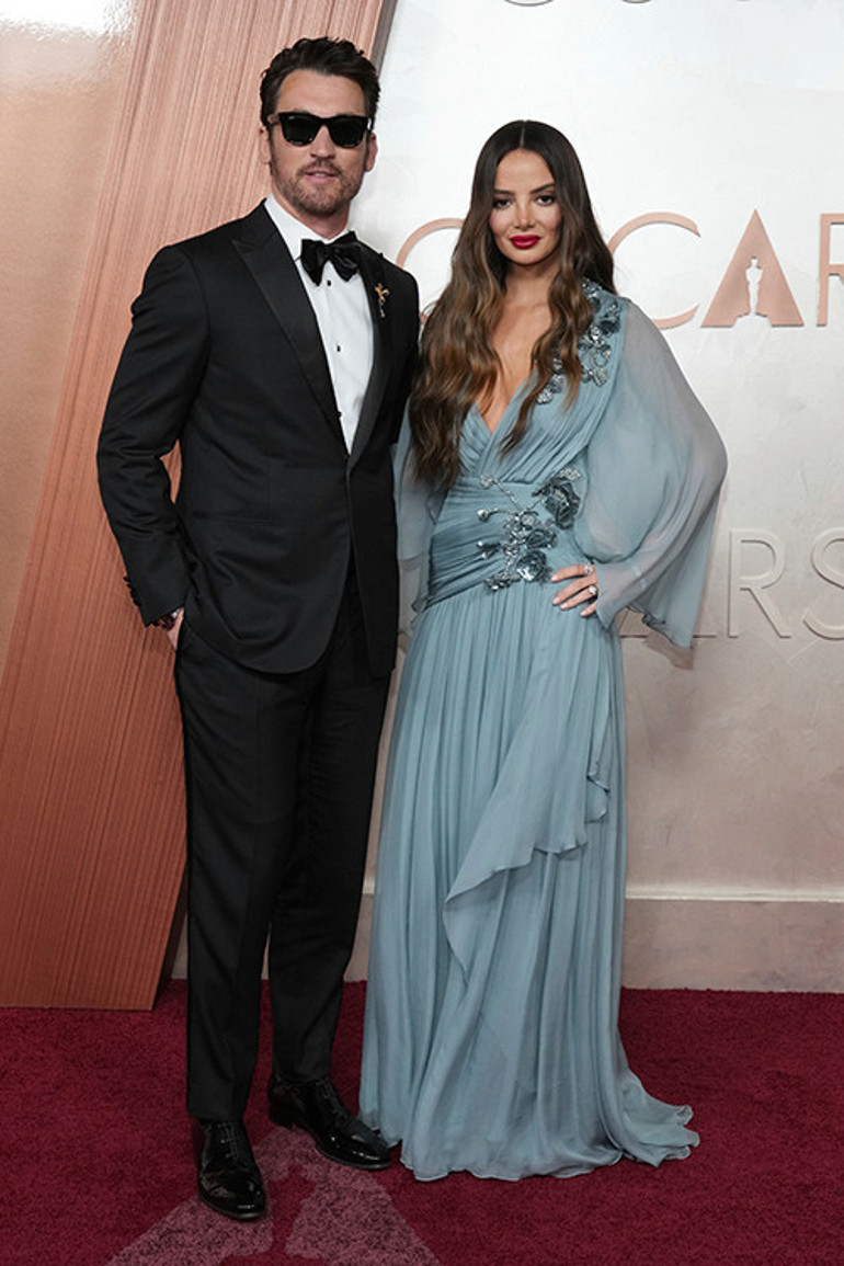 Görür görmez öpücüklere boğdu... Önce sevgilisinden izin aldı... Tıpkı 22 yıl önceki gibi