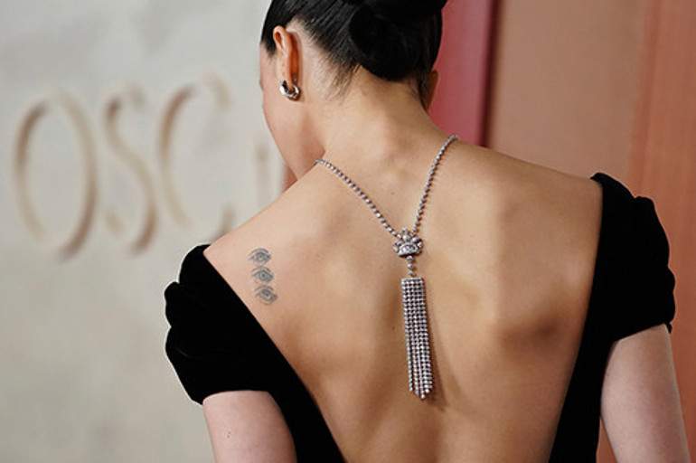 Görür görmez öpücüklere boğdu... Önce sevgilisinden izin aldı... Tıpkı 22 yıl önceki gibi