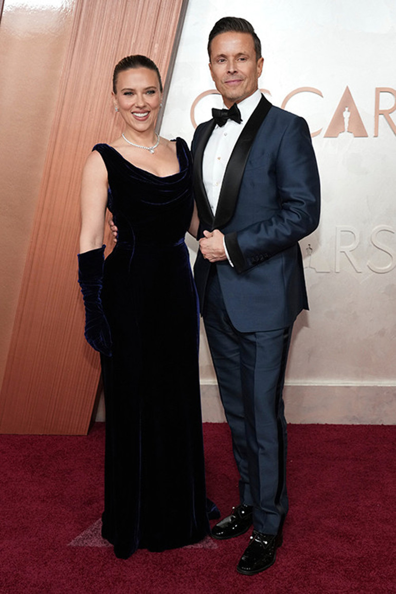 Görür görmez öpücüklere boğdu... Önce sevgilisinden izin aldı... Tıpkı 22 yıl önceki gibi