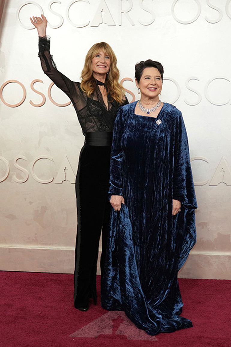 Görür görmez öpücüklere boğdu... Önce sevgilisinden izin aldı... Tıpkı 22 yıl önceki gibi