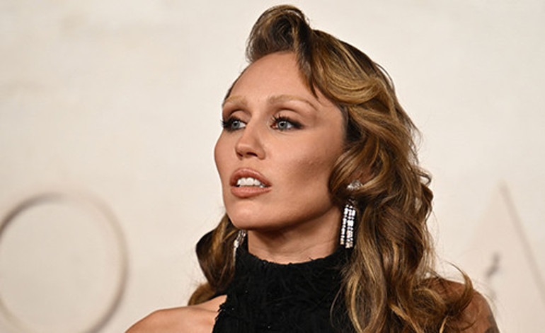 Görür görmez öpücüklere boğdu... Önce sevgilisinden izin aldı... Tıpkı 22 yıl önceki gibi