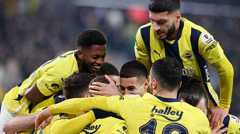 Fenerbahçeye usta yazarlardan övgü dolu sözler ‘Mourinho ile görünmeyen ama hissedilen bir bağ var’