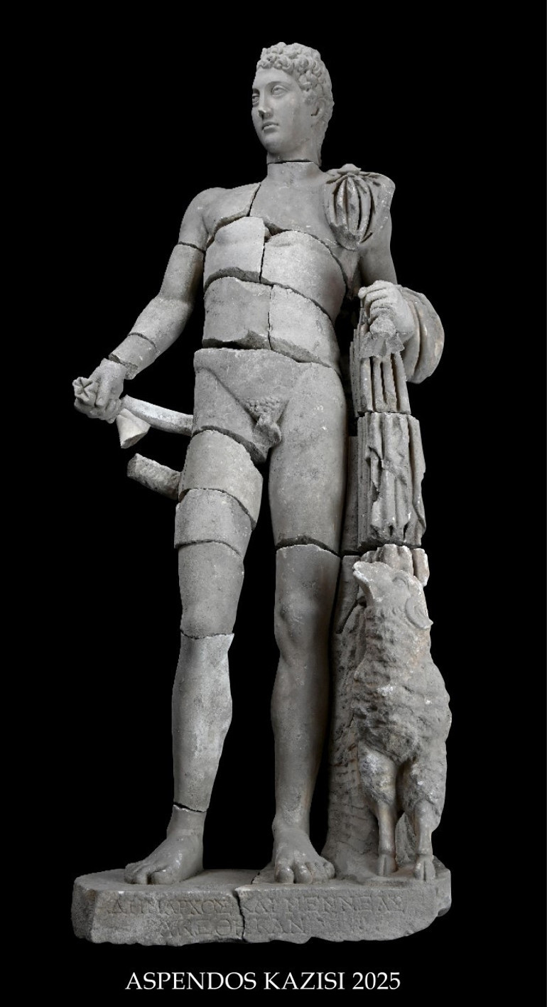 Mitolojide Zeus’un habercisi Hermesin heykeli Aspendos arkeoloji kazılarında bulundu