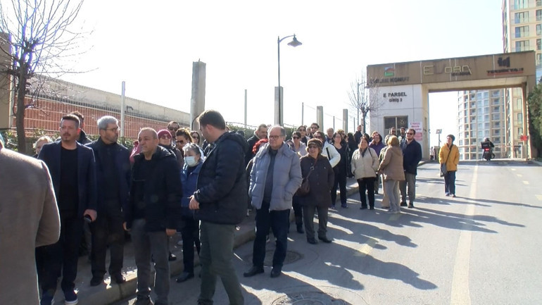 İstanbulda yüzde 100e varan aidat zamlarına isyan ettiler Site sakinleri arasında gerginlik yaşandı... Güvenlik tarafından durduruldular